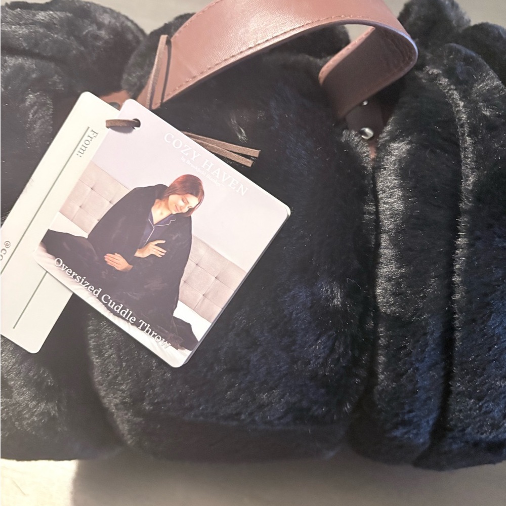 Cozy Haven Black Oversized Cuddle Throw